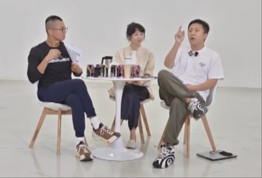 陈震 赛车星冰乐 左边，逻辑清晰、情绪稳定、气场够强！右边，叽里呱啦，在说什么？