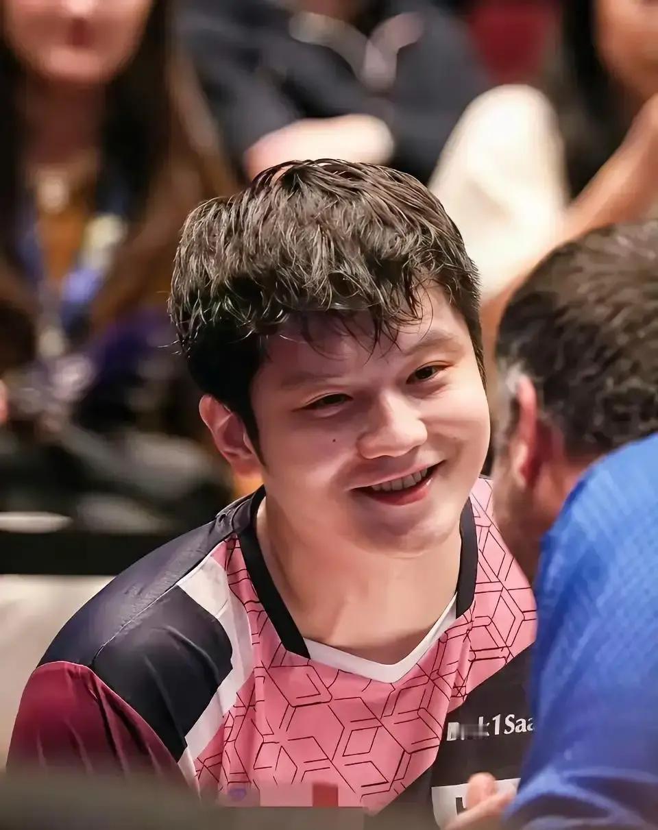 德国解说员一句“凯撒·樊”，把樊振东直接抬进德国乒乓神殿。
 
这称号原本属于波