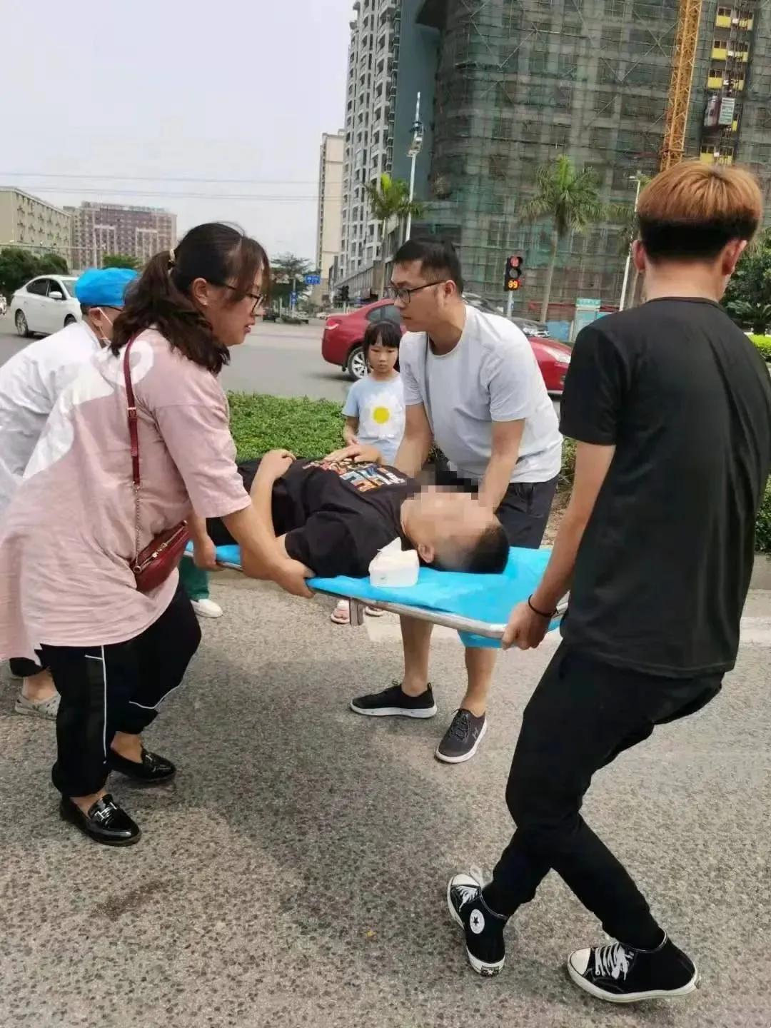 义诊路上的生命接力

医生踏上了义诊之路，行至半途，忽见有人倒地。他毫不犹豫冲上