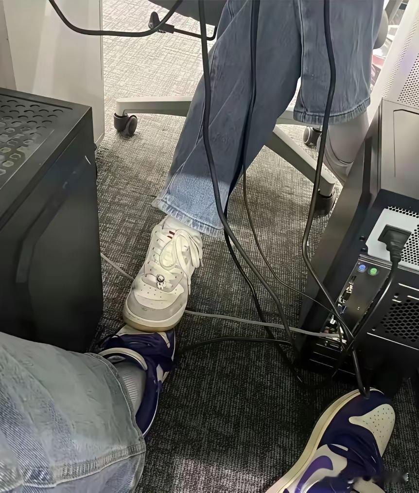 对面的女孩子，
每次上班的时候，
总要踩我脚两下。
要是再踩……
我就拿棍子抽她