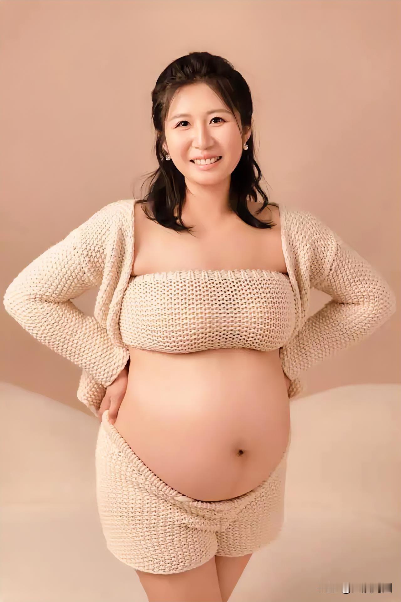 孕期的温柔时光里，米色针织套装尽显优雅与舒适。米色针织套装 温柔系孕妈穿搭 温柔