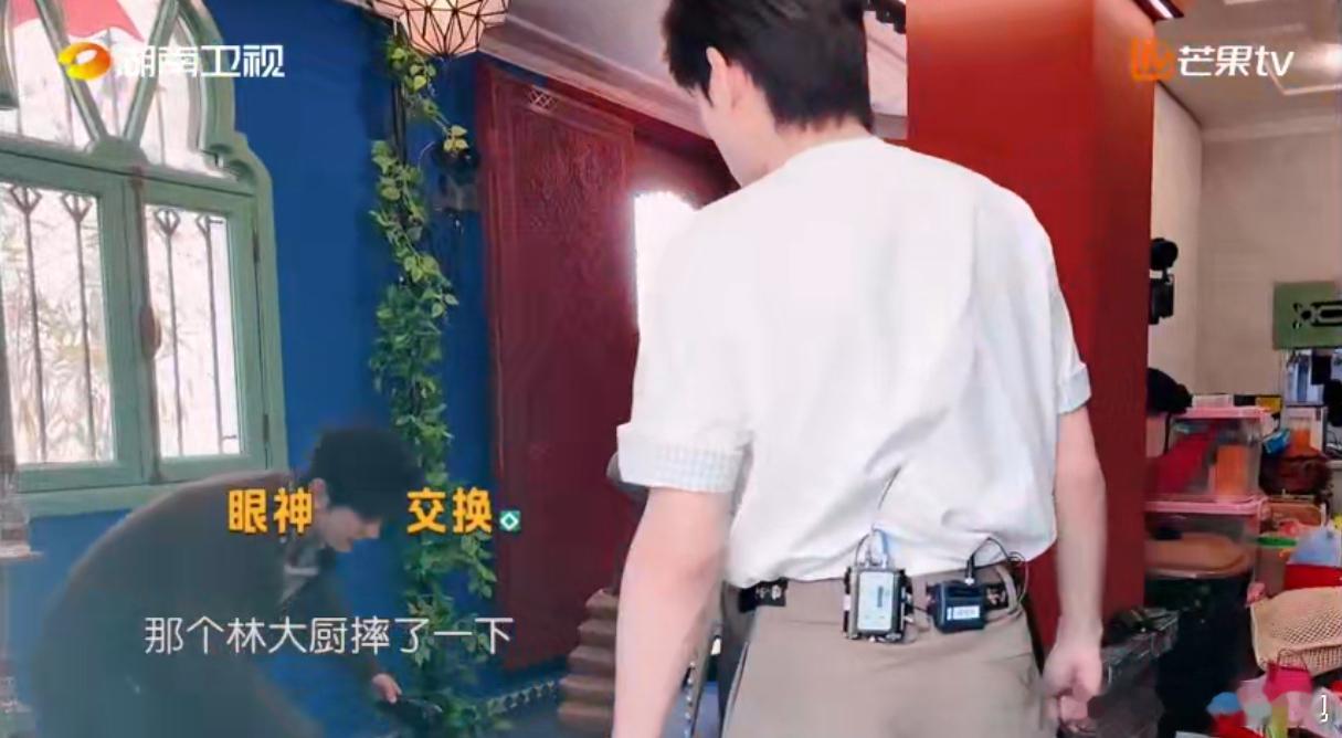 丁禹兮这次真的被吓到了大家瞒着丁禹兮筹备升职惊喜，林大厨假摔，小丁一听说师父受伤