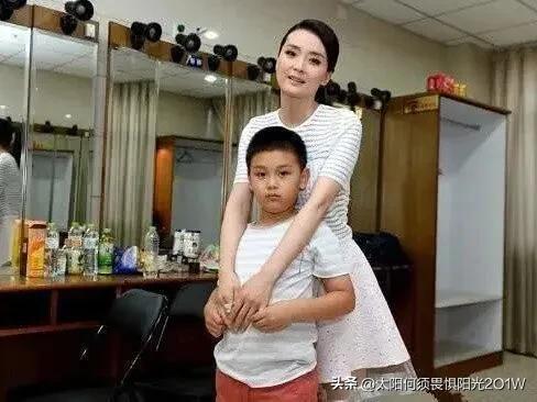 被小8岁继子扇耳光，给“皇家”婆婆跪地洗脚，“晴格格”王艳的豪门生活究竟有多惨？