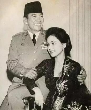 1959年印尼总统密访日本！鬼子摸清其好色本性，塞去19岁绝色艺伎当诱饵！谁料这