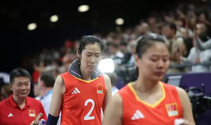 《输球分析》
中国女排的技战术水平其实是好于土耳其的，输球的原因有三点：
1⃣️