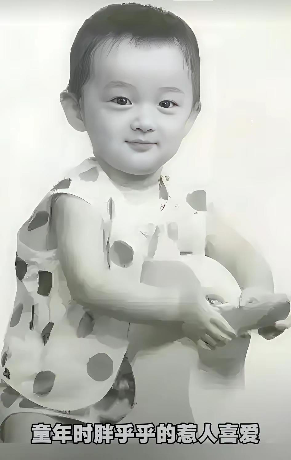 小时候肉嘟嘟的小萌娃，凭着圆脸蛋圈粉无数～谁能料到，当年的可爱小家伙，长大后逆袭