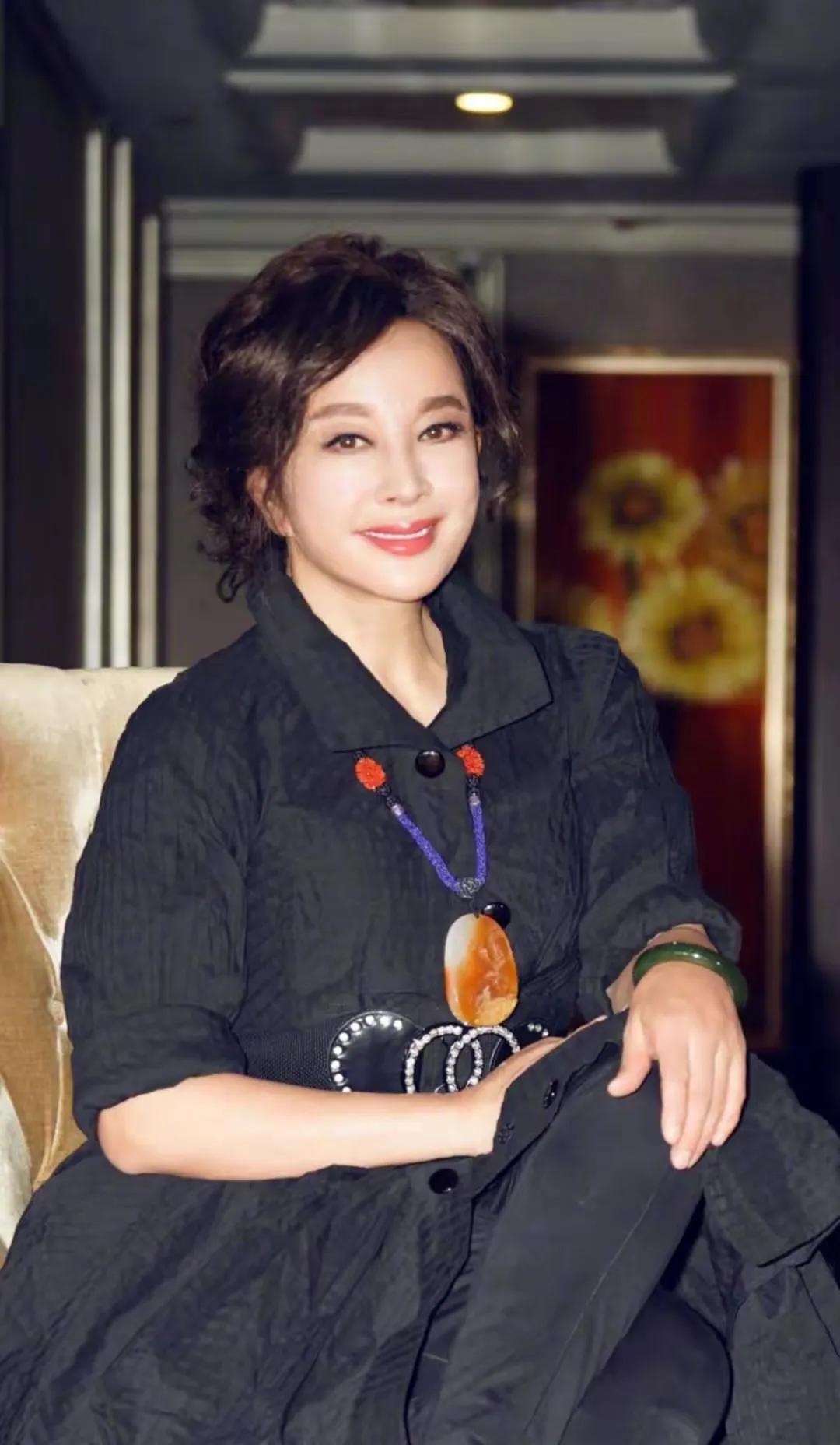 一方面，刘晓庆的敬业与自律令人敬佩。她坚持健身、保持良好体态，参与综艺、影视拍摄