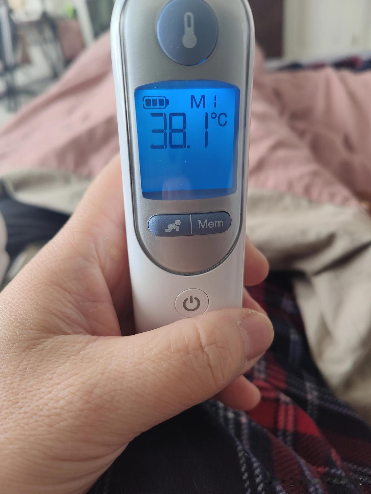 出去嘚瑟了几圈，见了几个人，结果回来发烧了
也不知道感染了什么病毒。
按海外华人