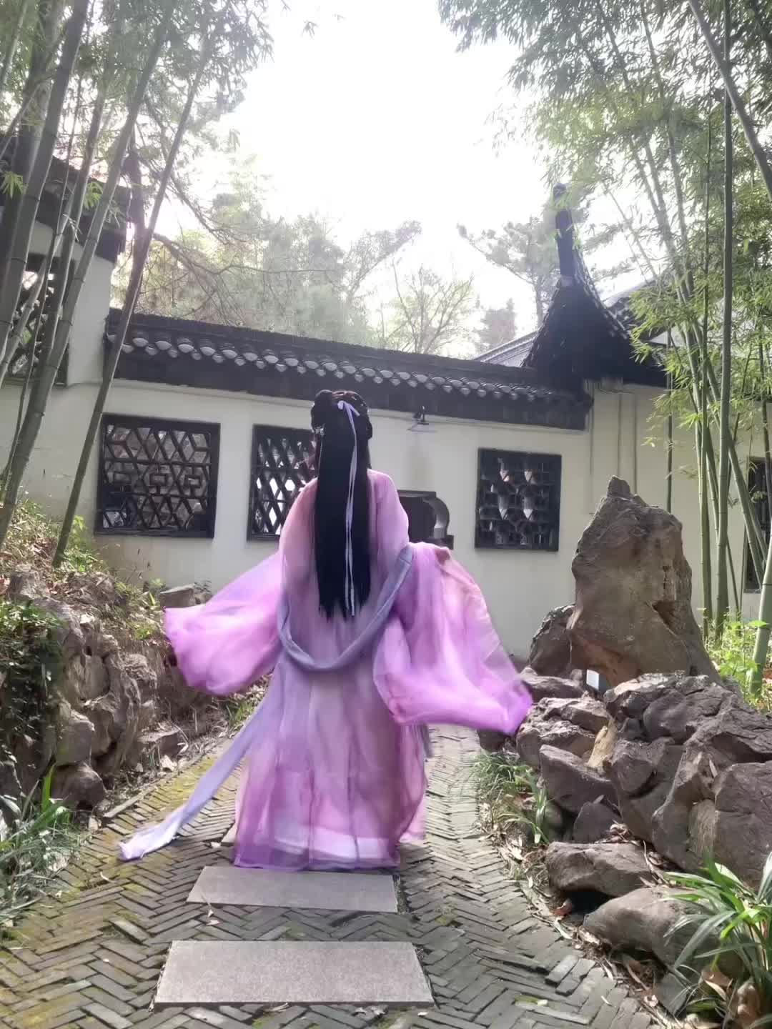 公子何不与我一起共舞