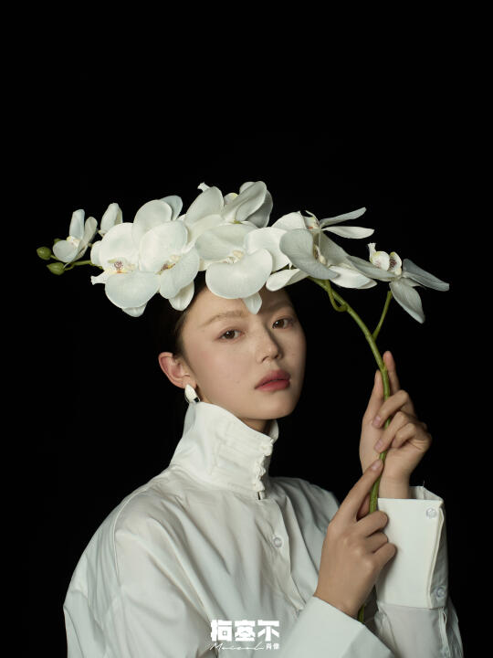 为什么摄影师总爱让你拿枝蝴蝶兰？