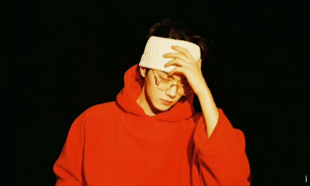 许凯晒了猫猫照片，凯凯好宠溺啊！哎呀笑得好好看