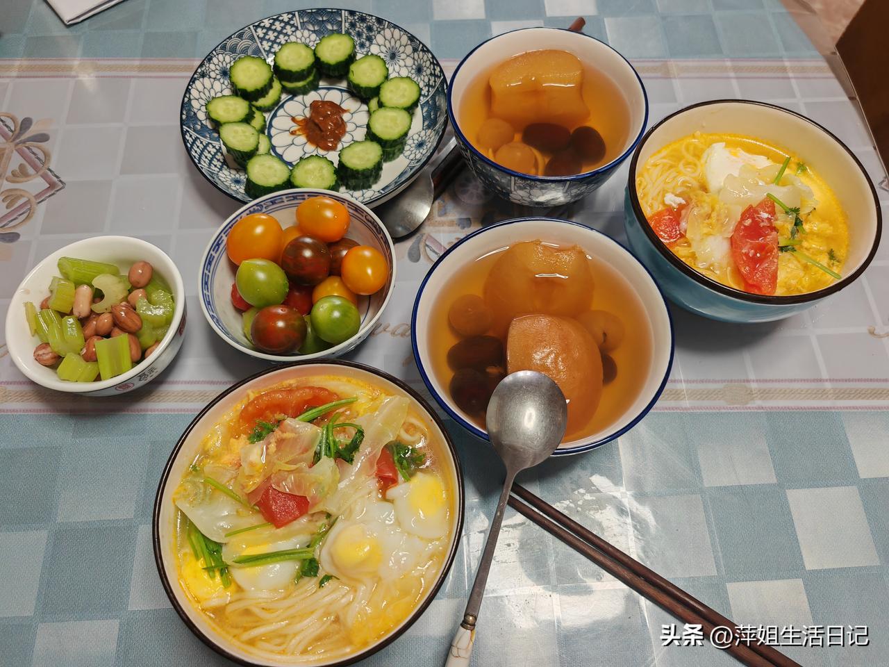 早餐吃什么？
六点多早饭就做好了～
老公说要喝面条，用西红柿大头菜炝锅，加开水，