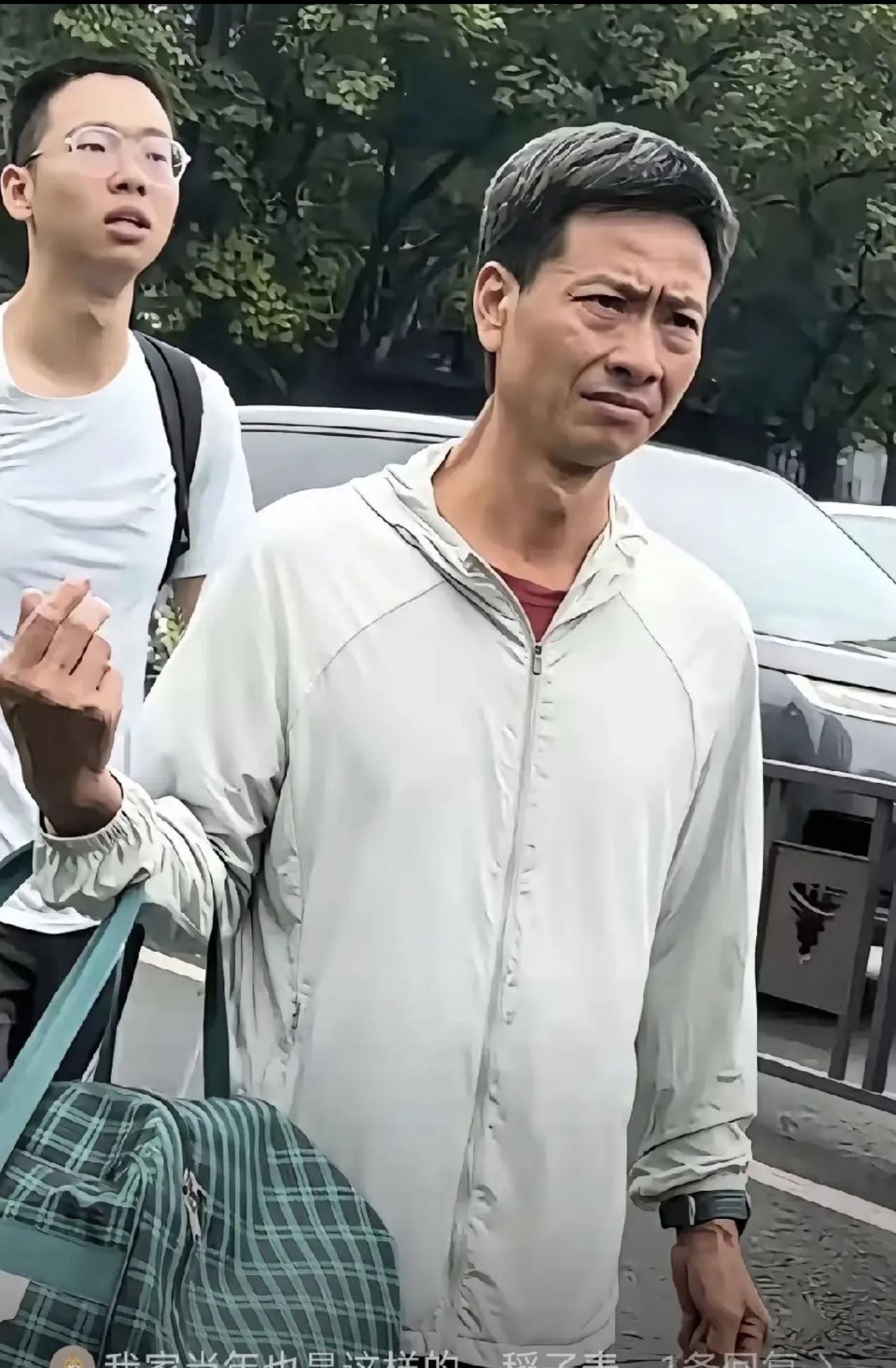 浙大开学现场，本该是全家扬眉吐气的大喜日子，可这位送孩子报到的父亲，却让人看着心