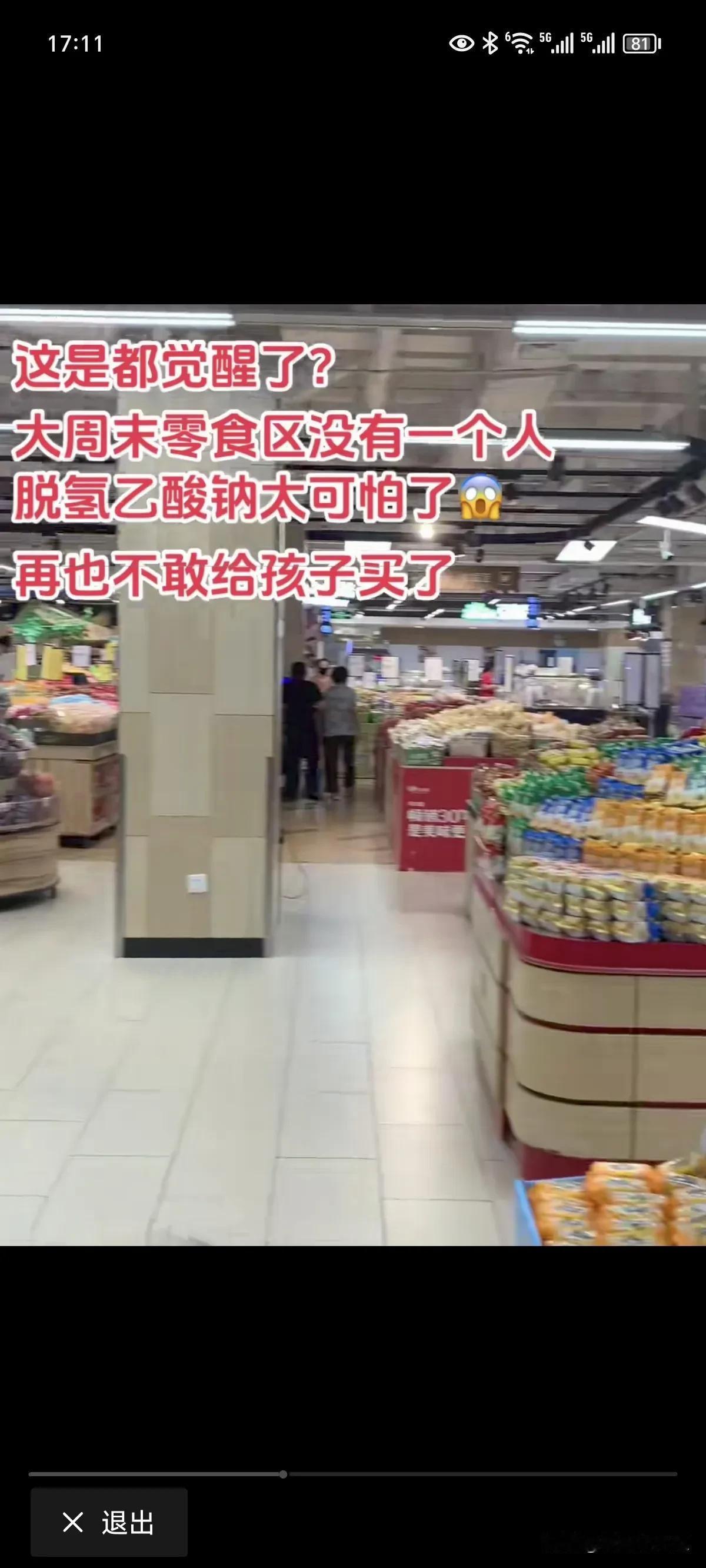 夜幕降临，城市被华灯点亮，街道上车水马龙，人们匆匆赶路，各自奔赴着属于自己的生活