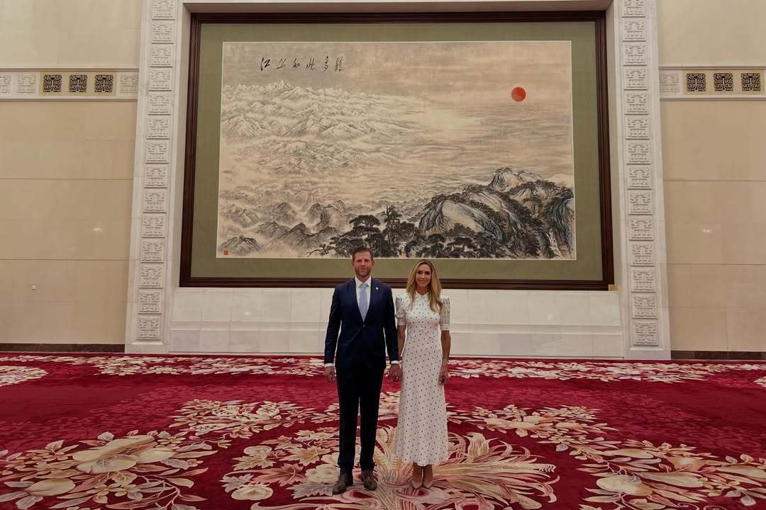 🔻特朗普儿子 Eric Trump 发的图。🔻看起来特朗普是在排练演讲，儿子