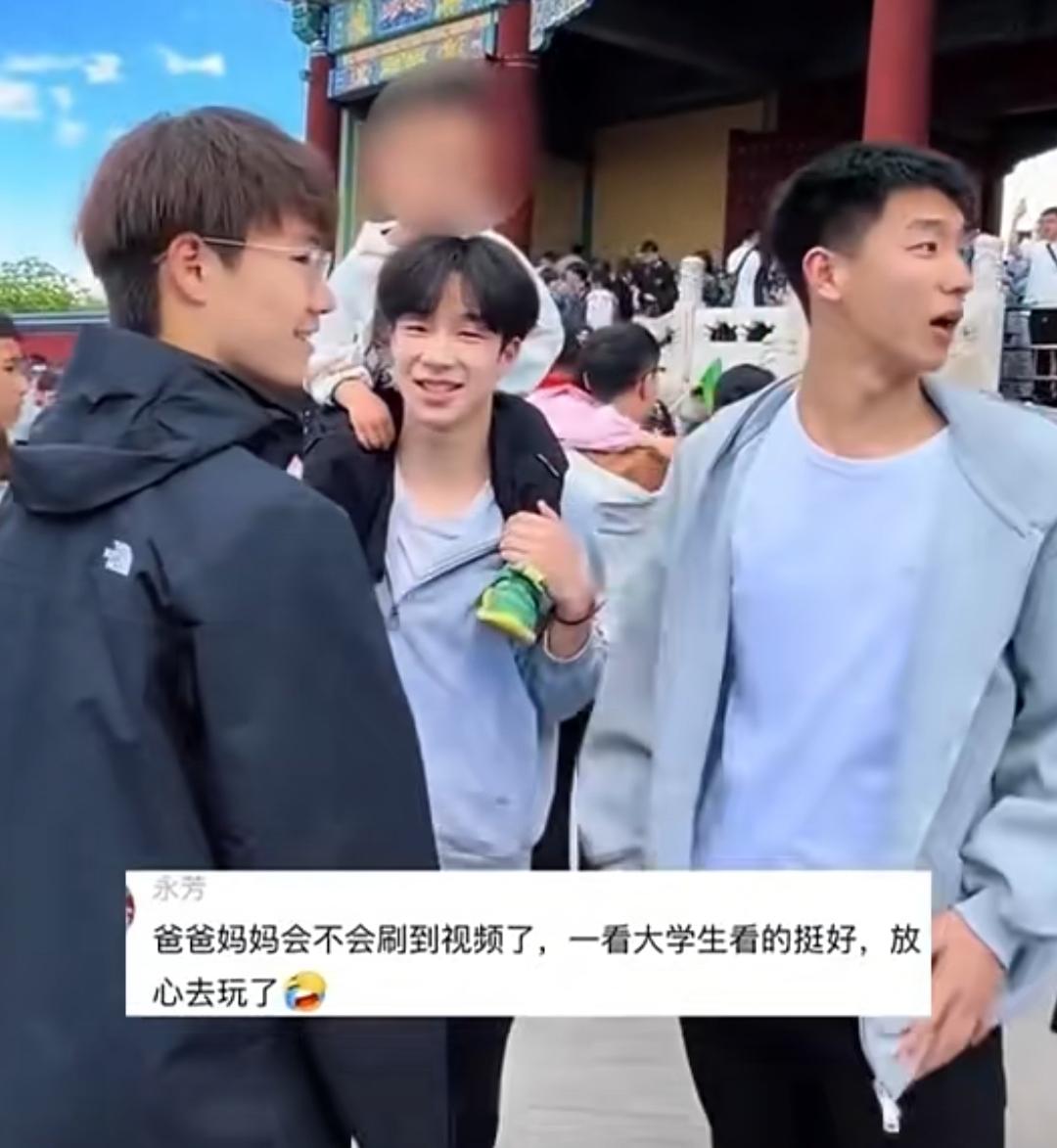 北京天坛景区的人潮中，一名小男孩不慎与父母走散，慌乱的他在人群中无助地张望。就在