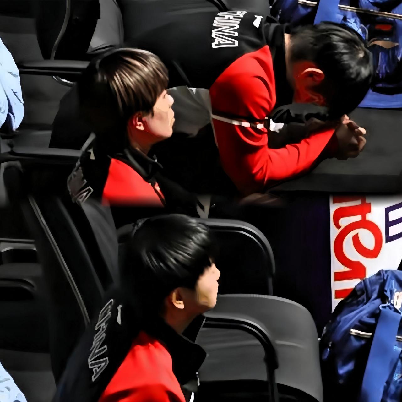 这一幕看得人鼻子一酸……

头哥场上比分吃紧，
莎莎在场边，
一定最能体会他那一