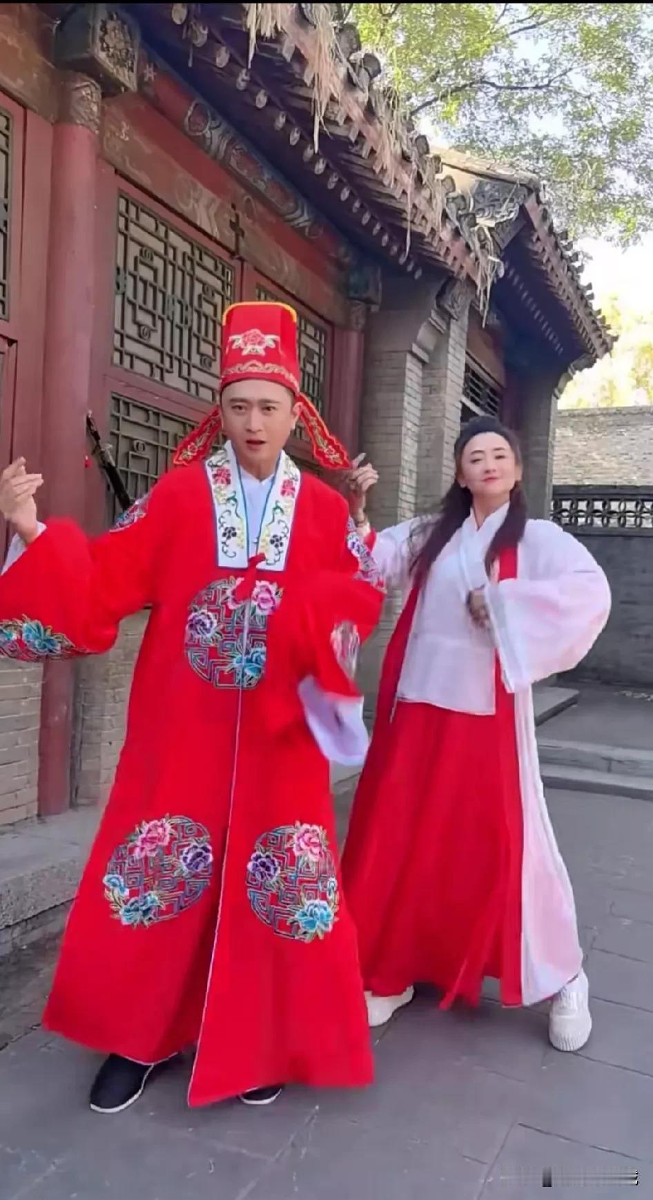 央视有一组合，应该冠名为“开心组合”！男神杨帆，女神月亮姐姐！这两个人走到哪里哪