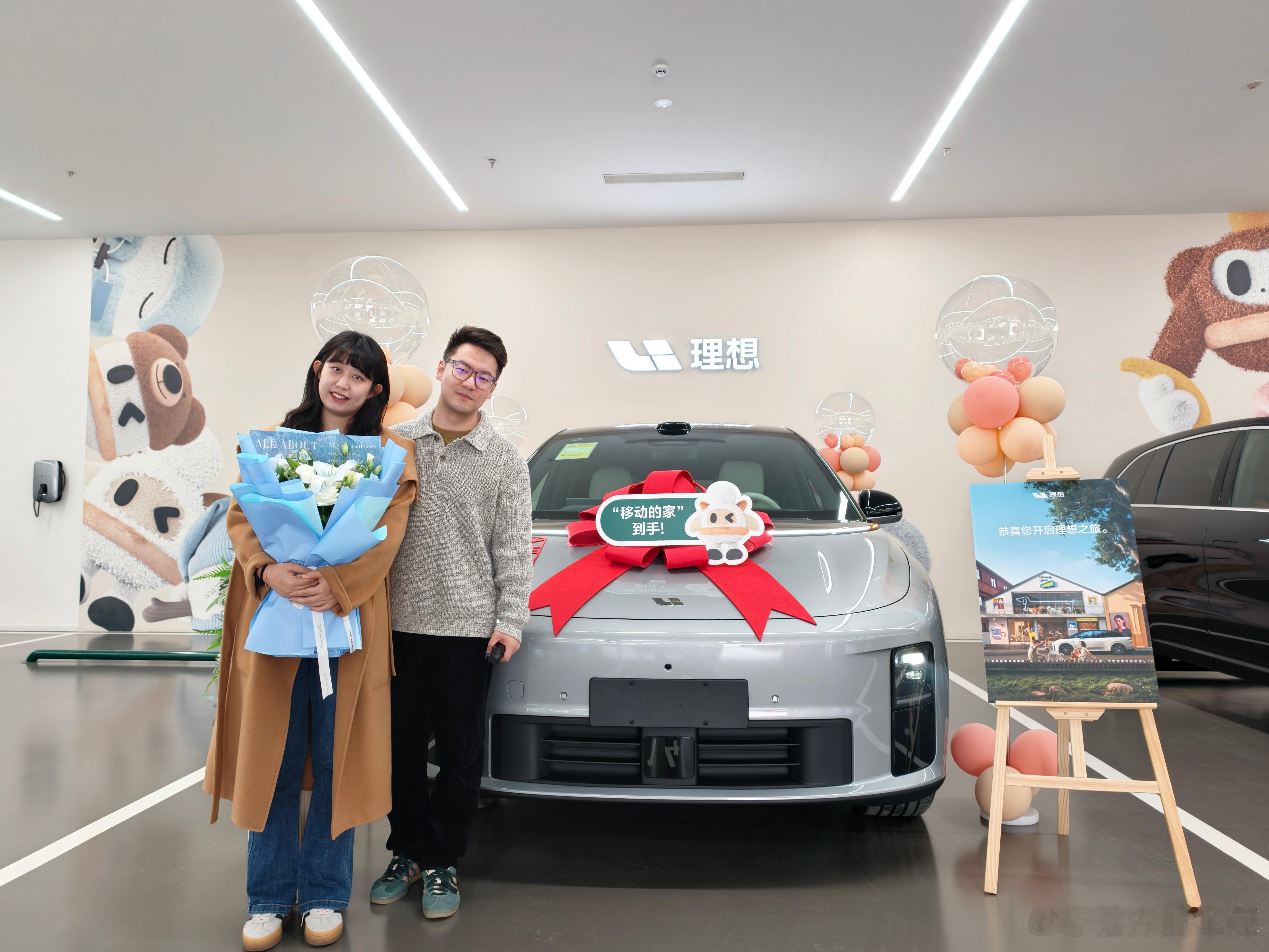 理想i6来提车啦！外星银真好看[666][666][666] ​​​