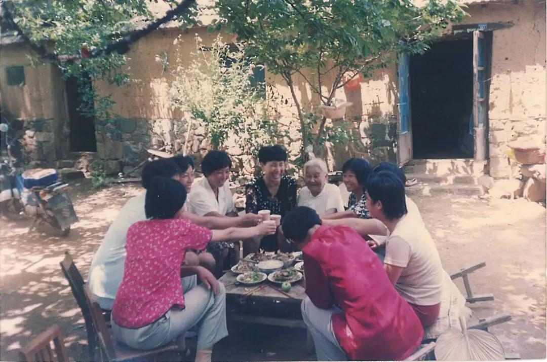 我77年出生，记得八零年代来客人，我家上桌四道菜是:芹菜炒肉，炒鸡蛋，炒豆腐，炒