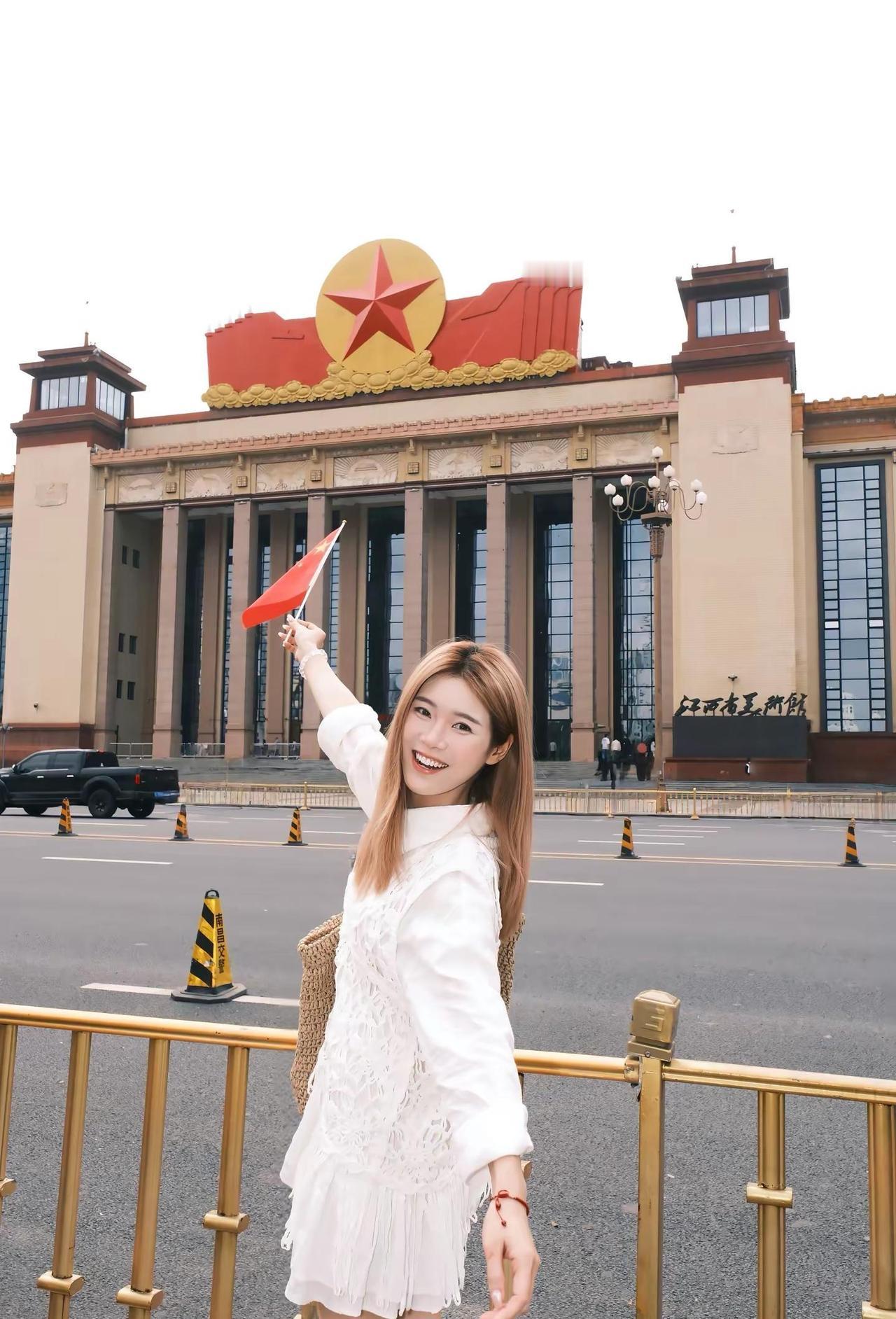 来八一广场增加磁场啦🇨🇳。红色记忆共鸣 五星红旗 南昌 八一广场