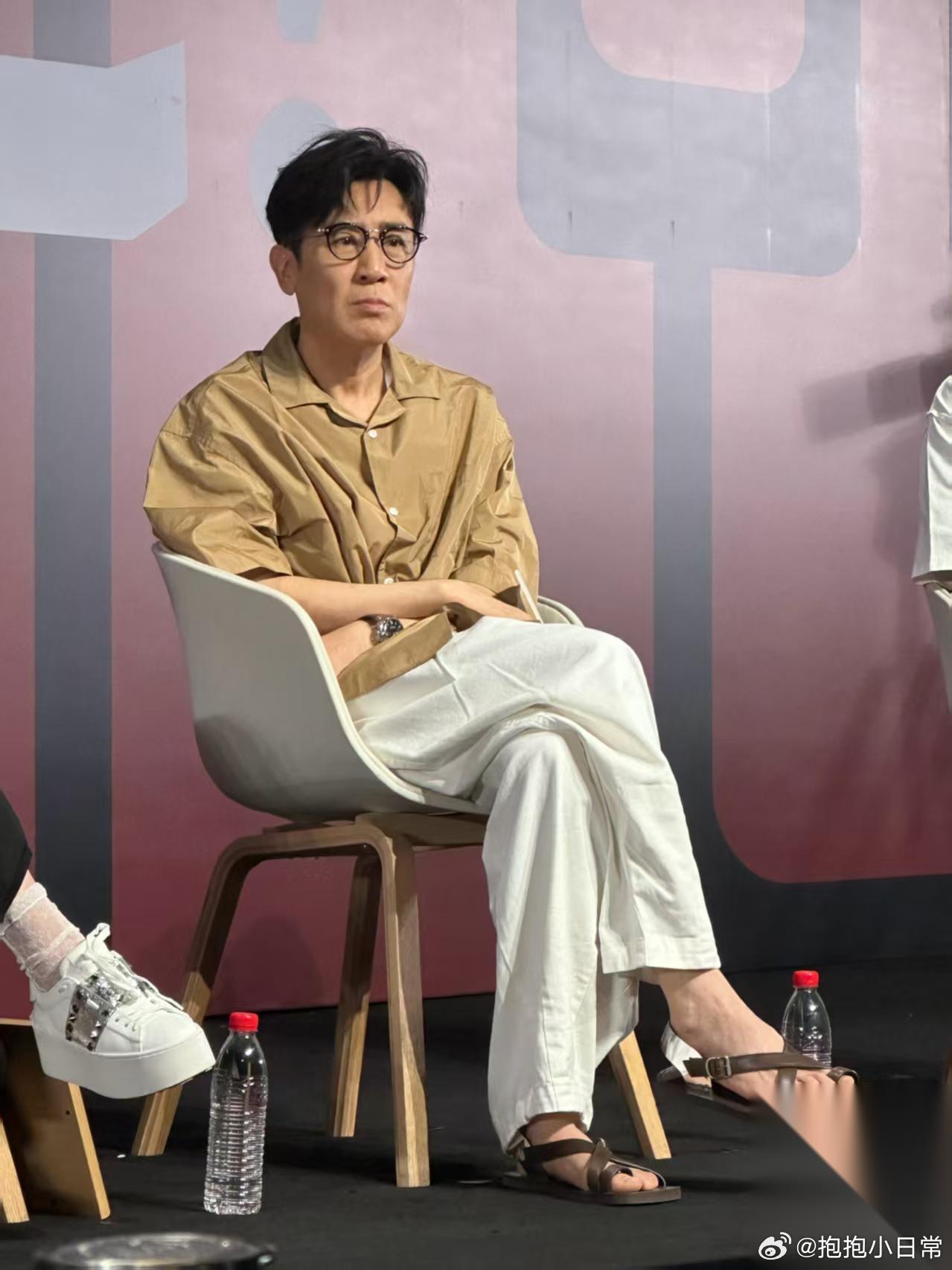 于和伟给8个哥姐买房这事。 看完我心里热乎乎的。 说实话，最打动我的不是那几套房