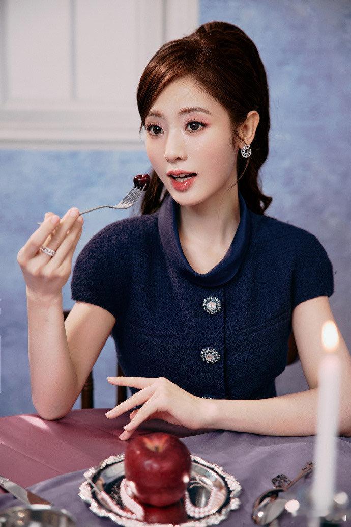 邢菲首登央视红毯 恭喜邢菲解锁央视红毯首秀！一袭小香风长裙温婉又端庄，褪去甜妹稚