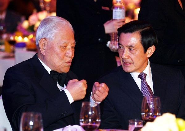 马英九的“不统、不独、不武”与他坚持“九二共识”，两者本身就是自相矛盾的。“九二