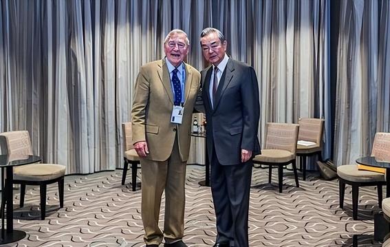 美国专家严厉曾经发问：“究竟用什么方法才能击败中国？”哈佛大学教授查普曼，再次语