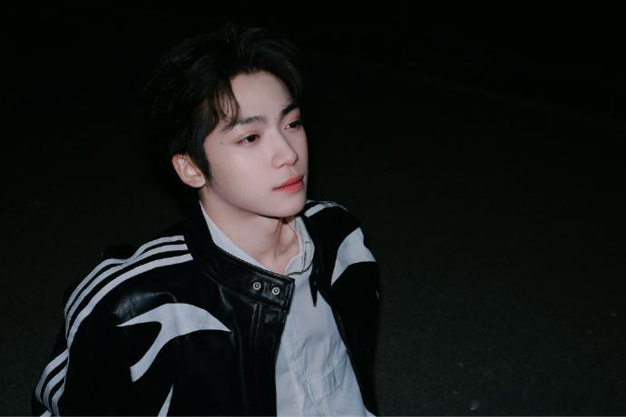 梓渝黑皮衣coolboy梓渝黑皮衣coolboy，今日份的酷感小梓渝上线啦，是当