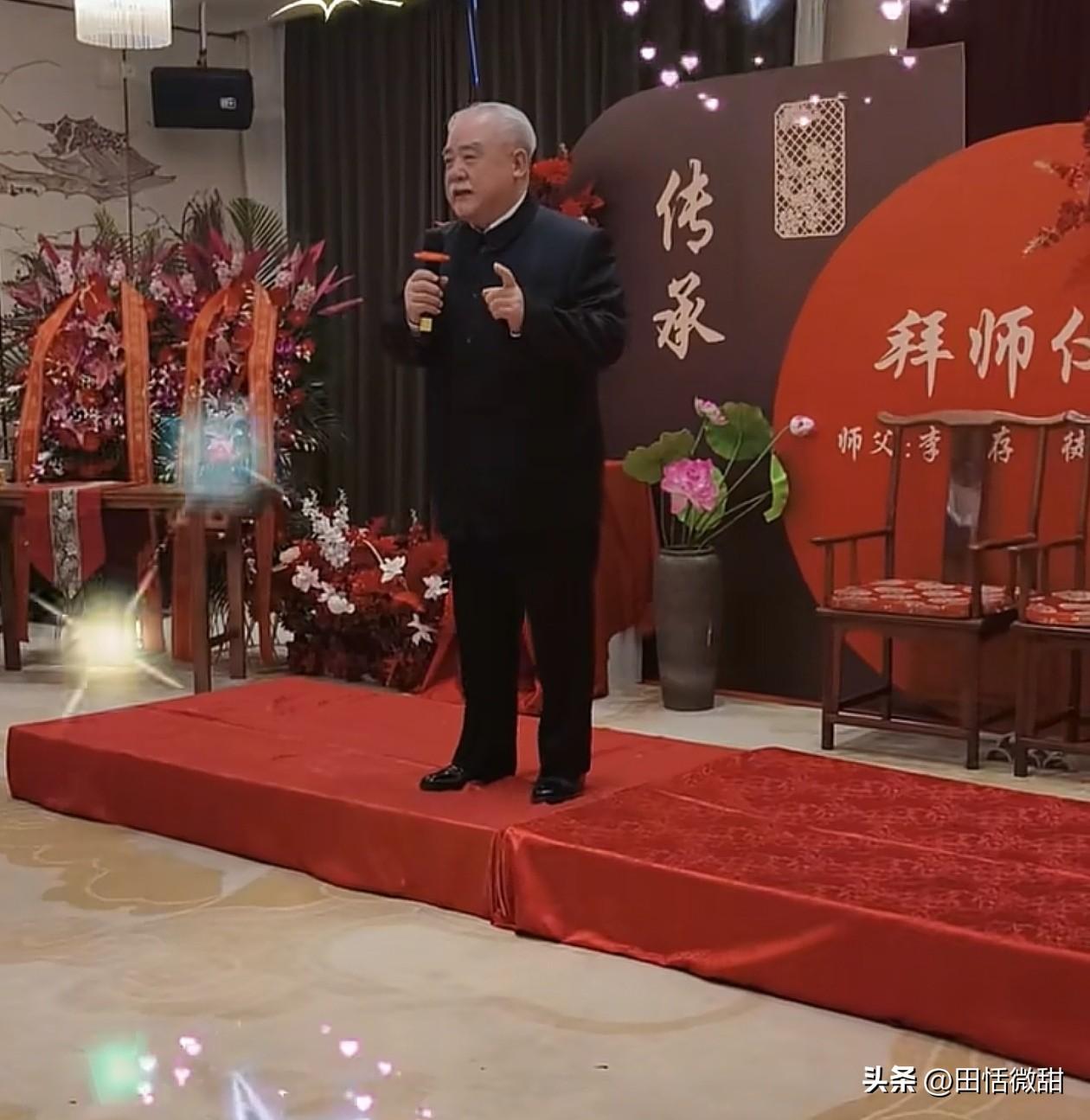 闯社会靠人脉，拜师无非就是拜人脉。

李嘉存老师举行收徒仪式，哈叔“常福先生”的