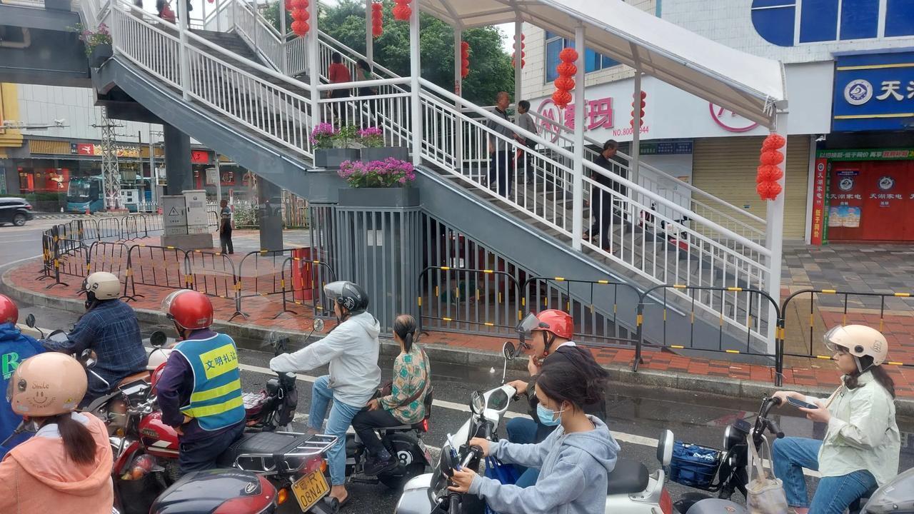 早上许多人开摩托车或者开电动自行车去上班或者出行，有摩托车或者电动自行车是为了平