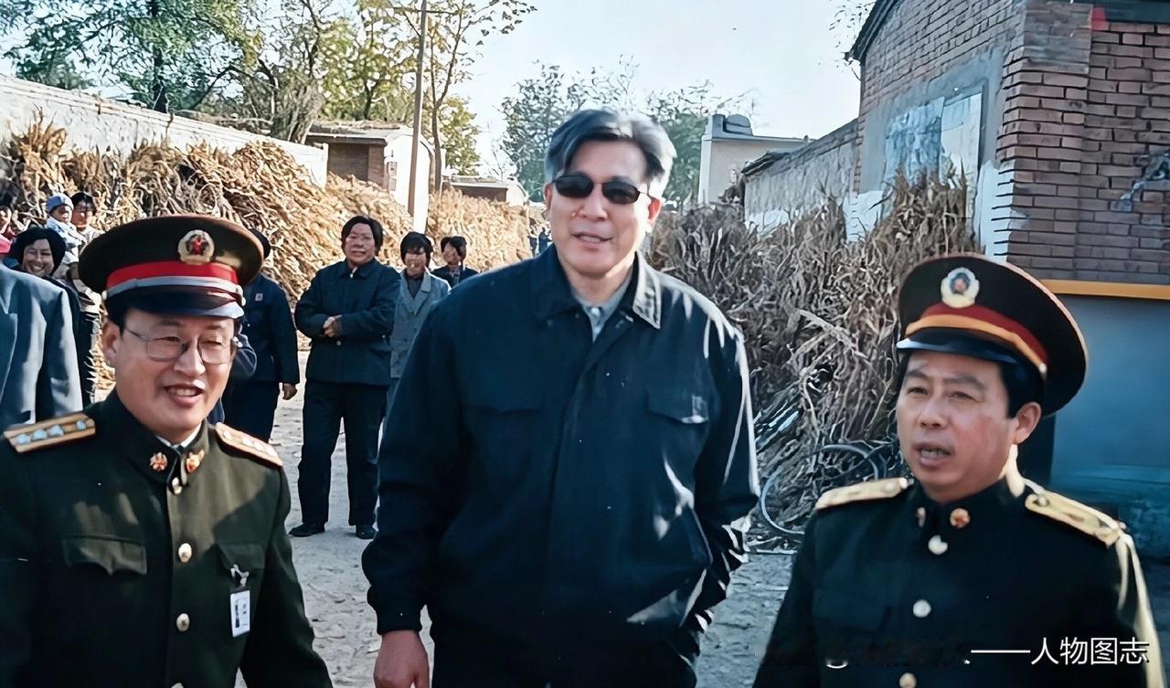 1997年冬季，河北省军区政委汪潮海少将（右）到滦县高官营检查指导基层民兵工作。