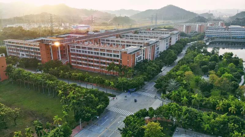 高考550分的孩子，选择了报考医学院。

估分550
孩子就想学医
能去公办本科