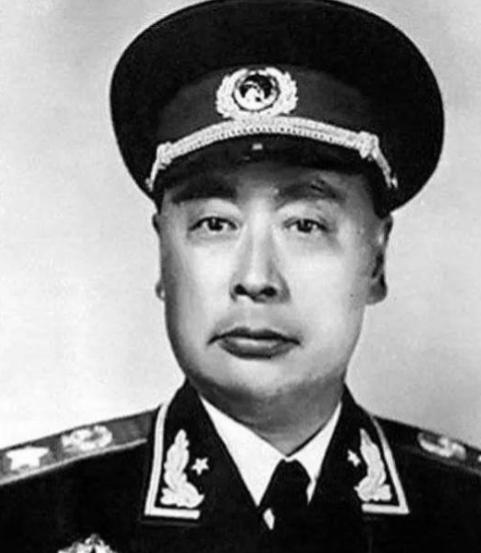 1955年全军授衔，中央两次召开会议，刘少奇坚持反对给陈毅授元帅军衔，周恩来听闻