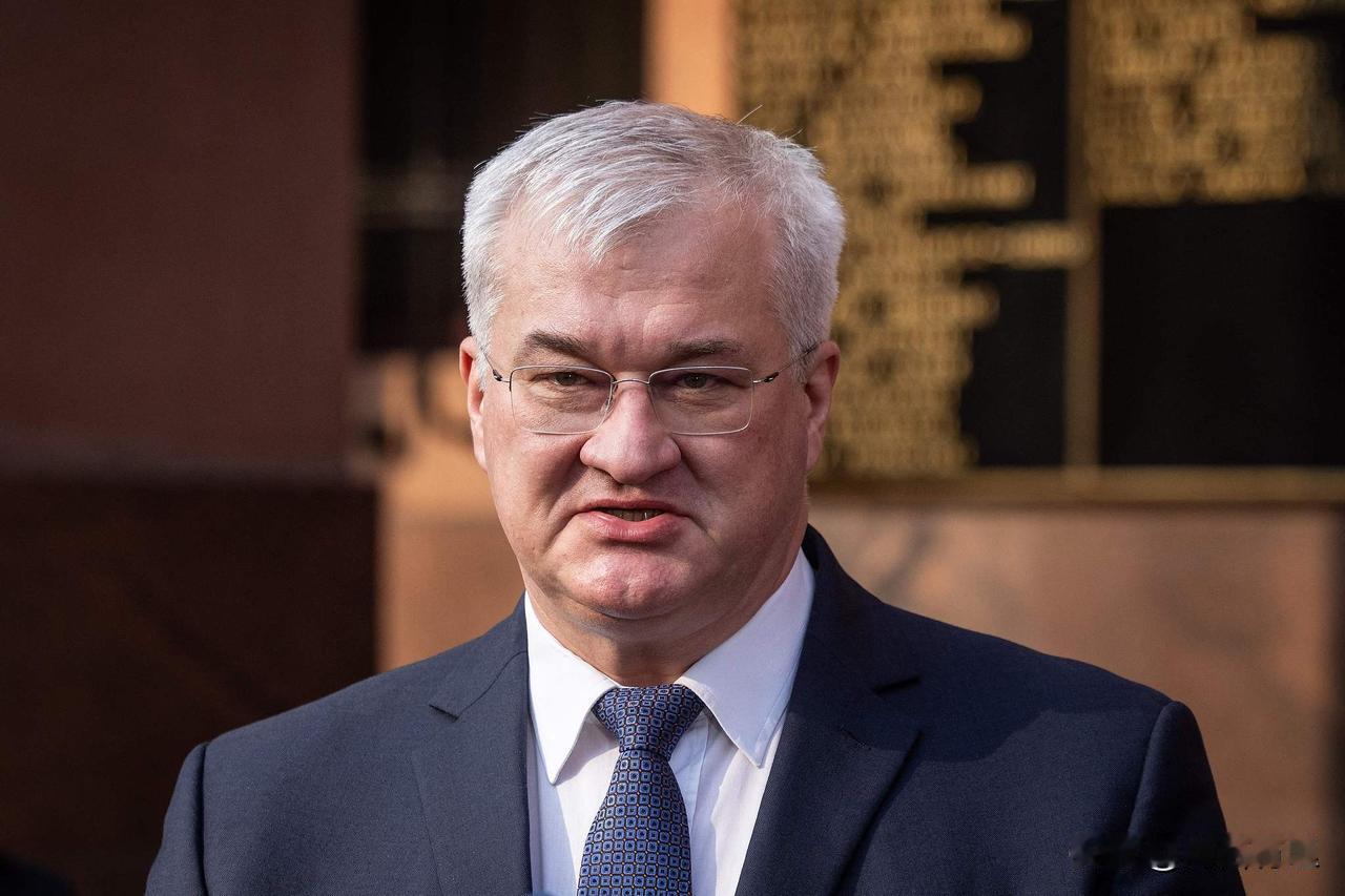 这不是“重建门槛”，这是要“继续打仗”的筹码？

乌克兰外长这番话，根本不是在谈