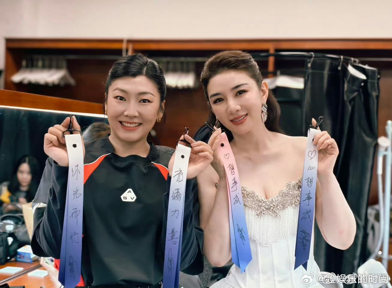 徐梦桃大型饭撒现场徐梦桃饭撒都不白来 饭撒时会留意粉丝的安全，提醒大家“别挤慢慢