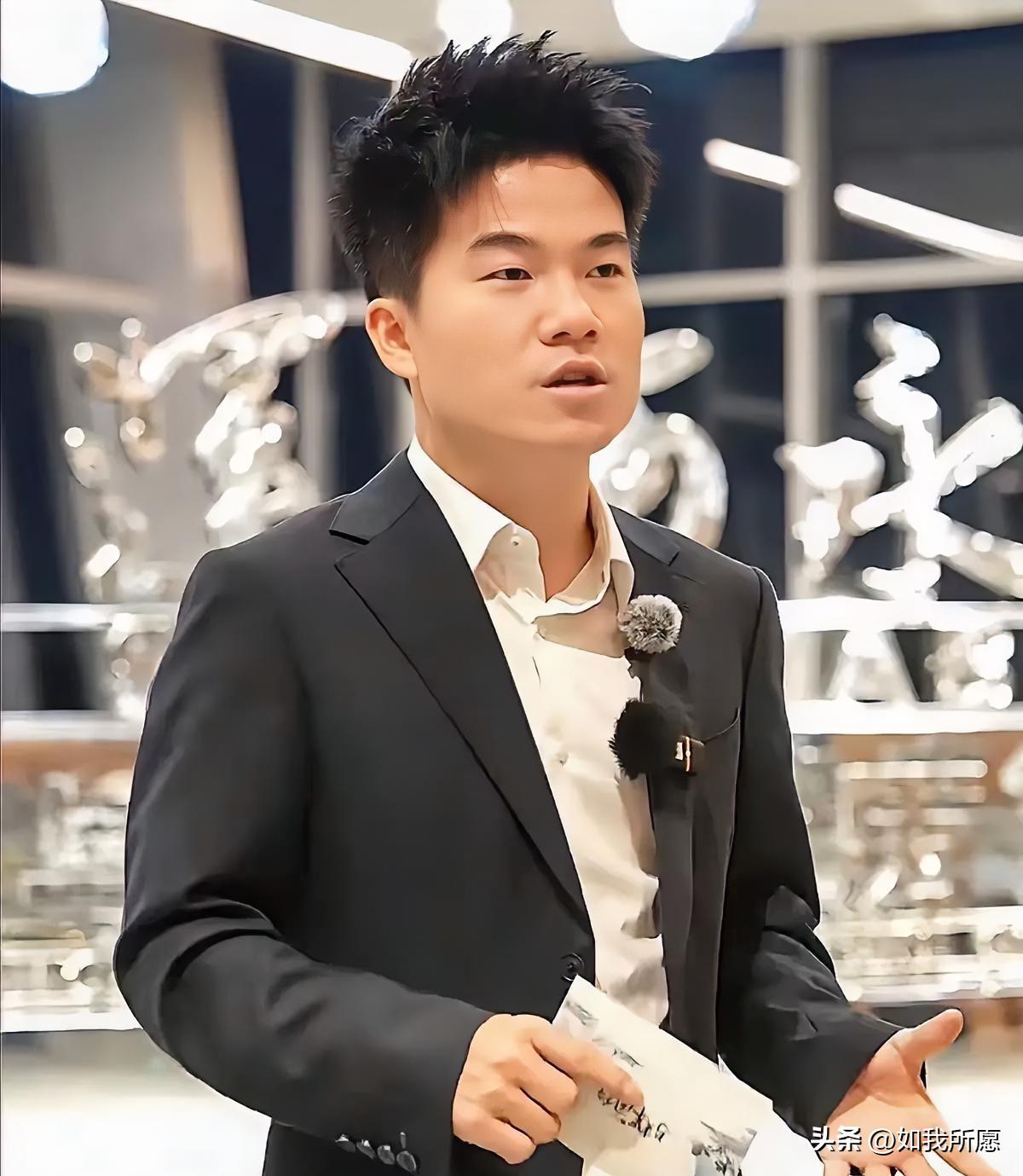 过个年，
有些人过的是团圆，
有些人过的却是“打脸”。

年前某些“预言家”还在