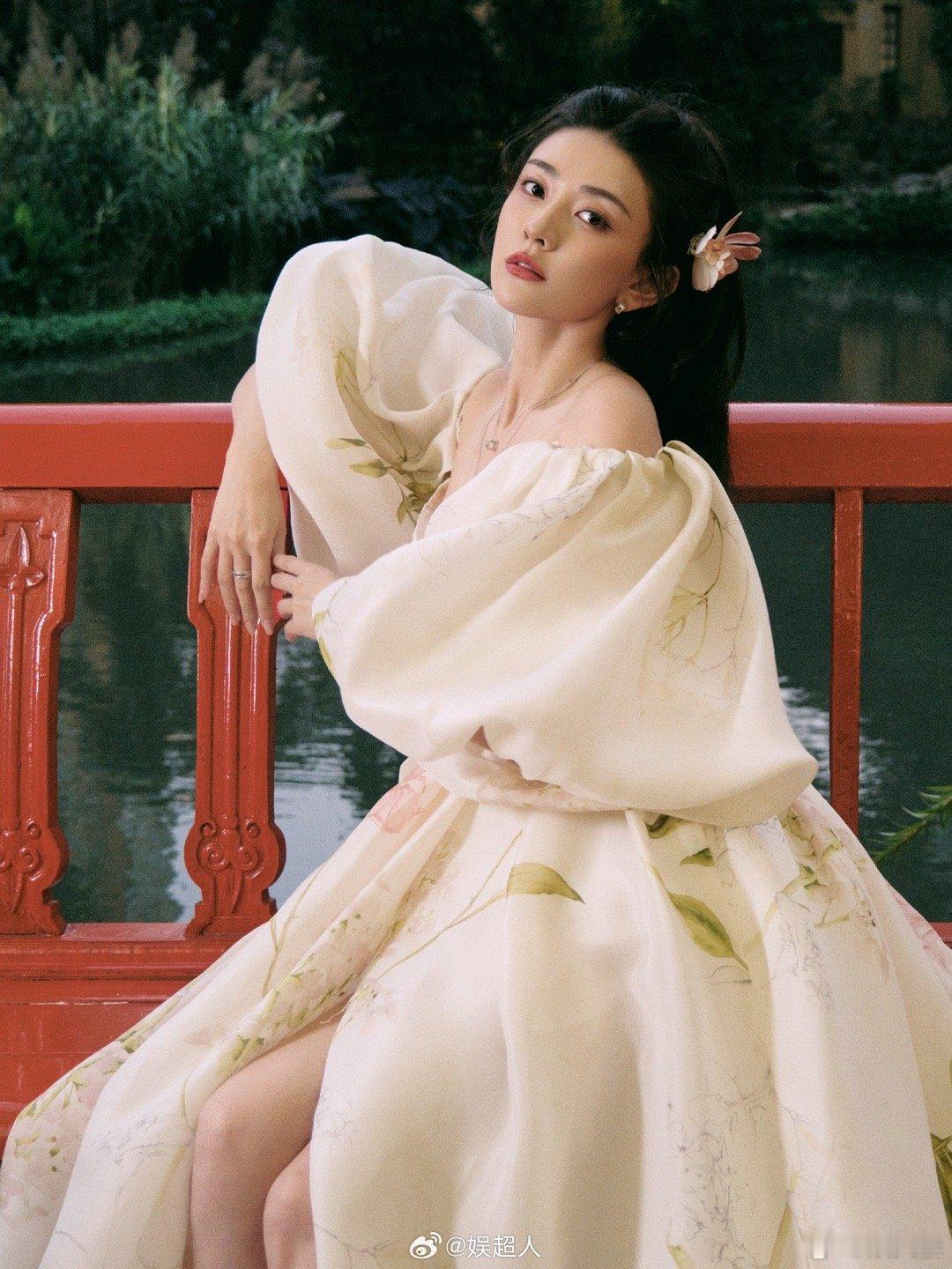 梁洁头上这朵花简直神来之笔氛围感天花板！梁洁头上的花堪称点睛之笔，复古优雅又透着