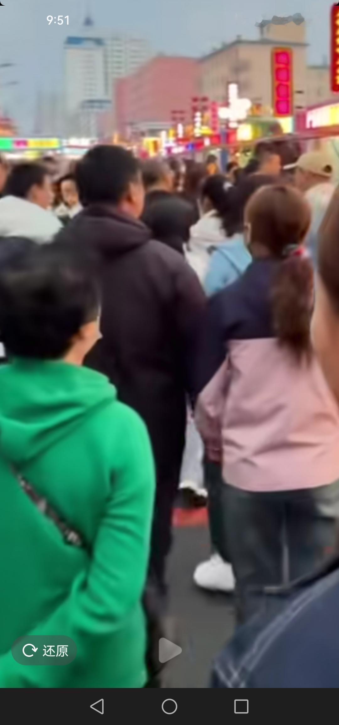 吉林市河南街夜市今日试营业，吃货们的福利来啦，现场人气依旧火爆。

今天是河南街