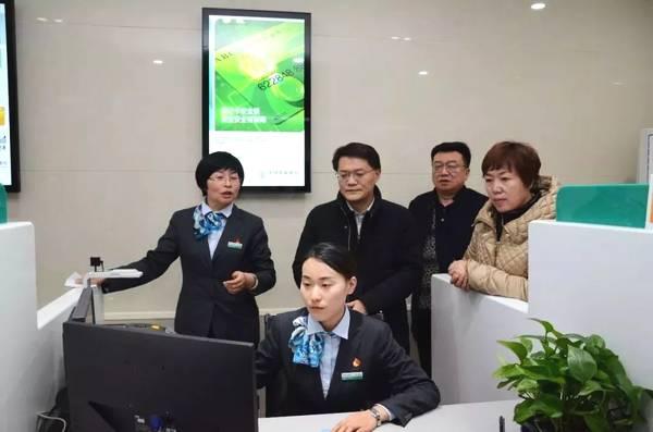 退休后社保卡一定要激活金融账户，不然这笔钱无法正常领取
 
大多数人只把社保卡当