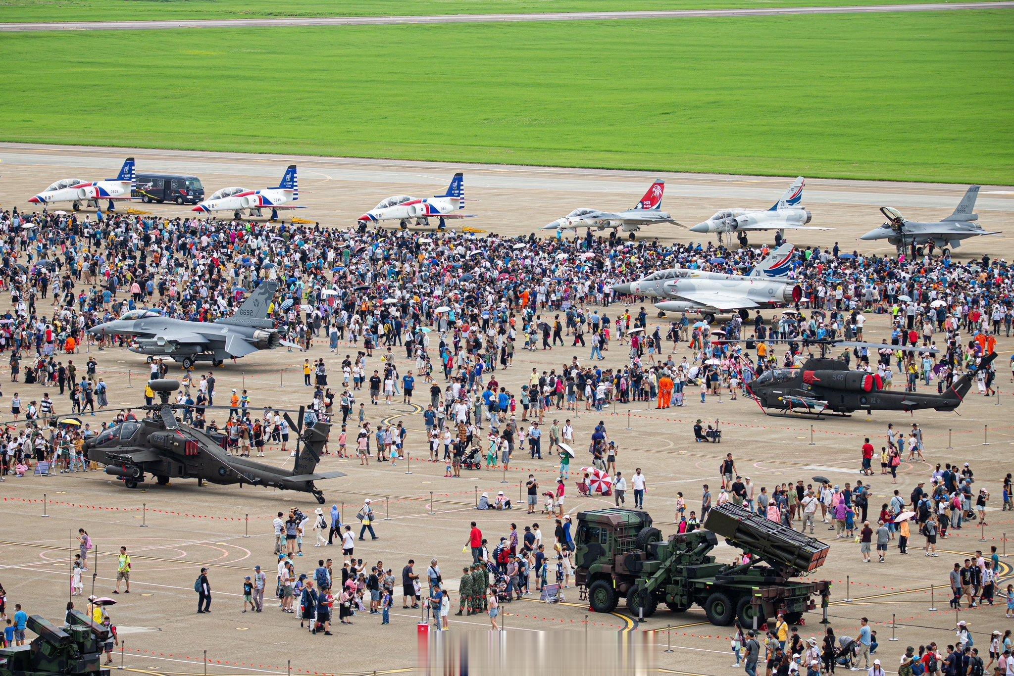 清泉冈空军基地前天的开放日这么多年了，基本也就那几样：IDF、F16、幻影200