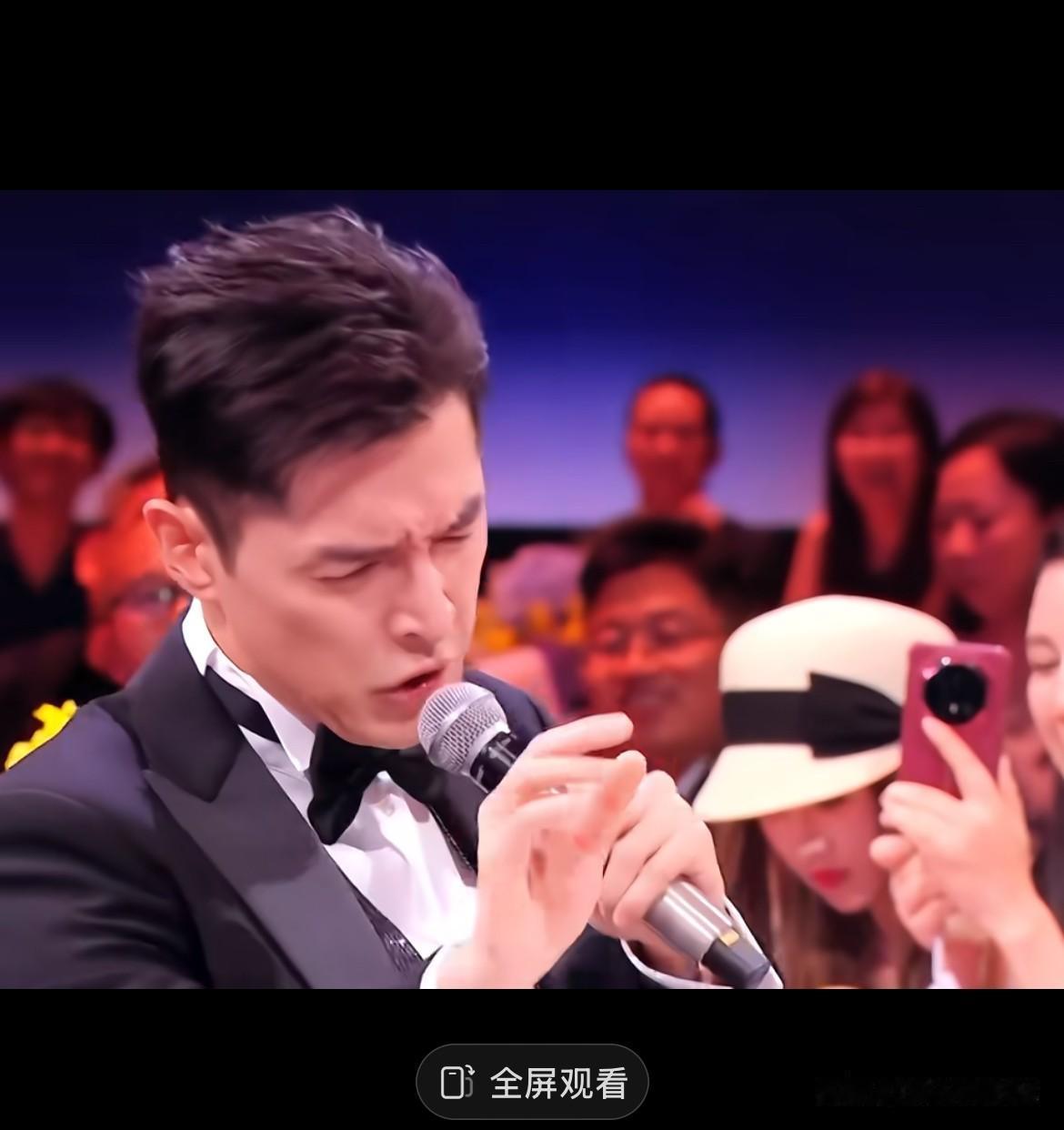 胡歌一开口把旁边的苏有朋都笑晕了！
看提词器上内容不对啊，胡歌现挂啊！还好接住了