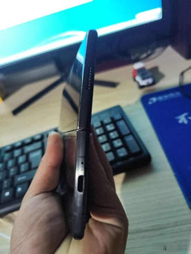老款折叠屏跌到五百块，翻新机冒充高端货，成了技术过渡的活化石