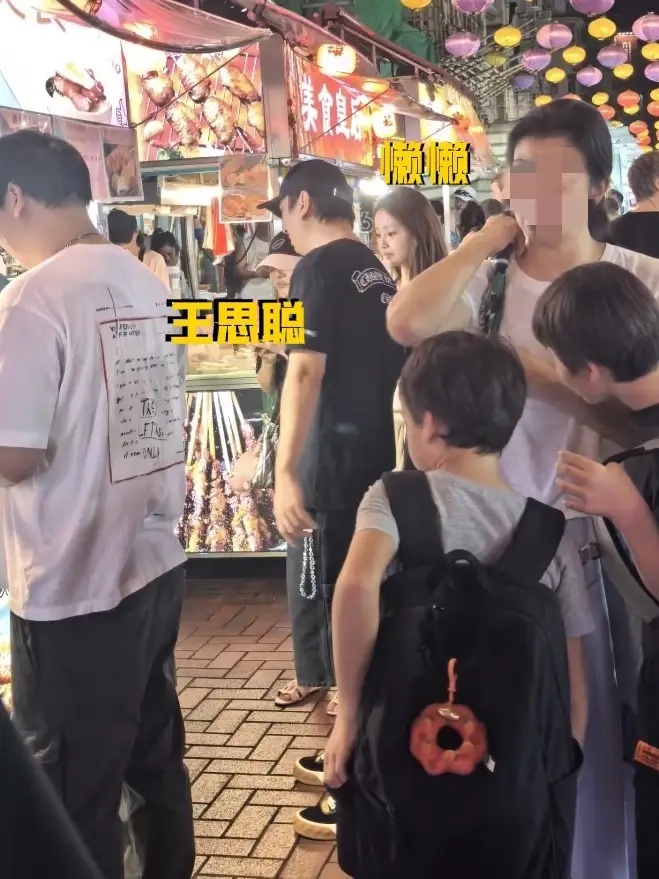 有网友在香港庙街偶遇王思聪和懒懒，两人正在逛夜市！ ​​​