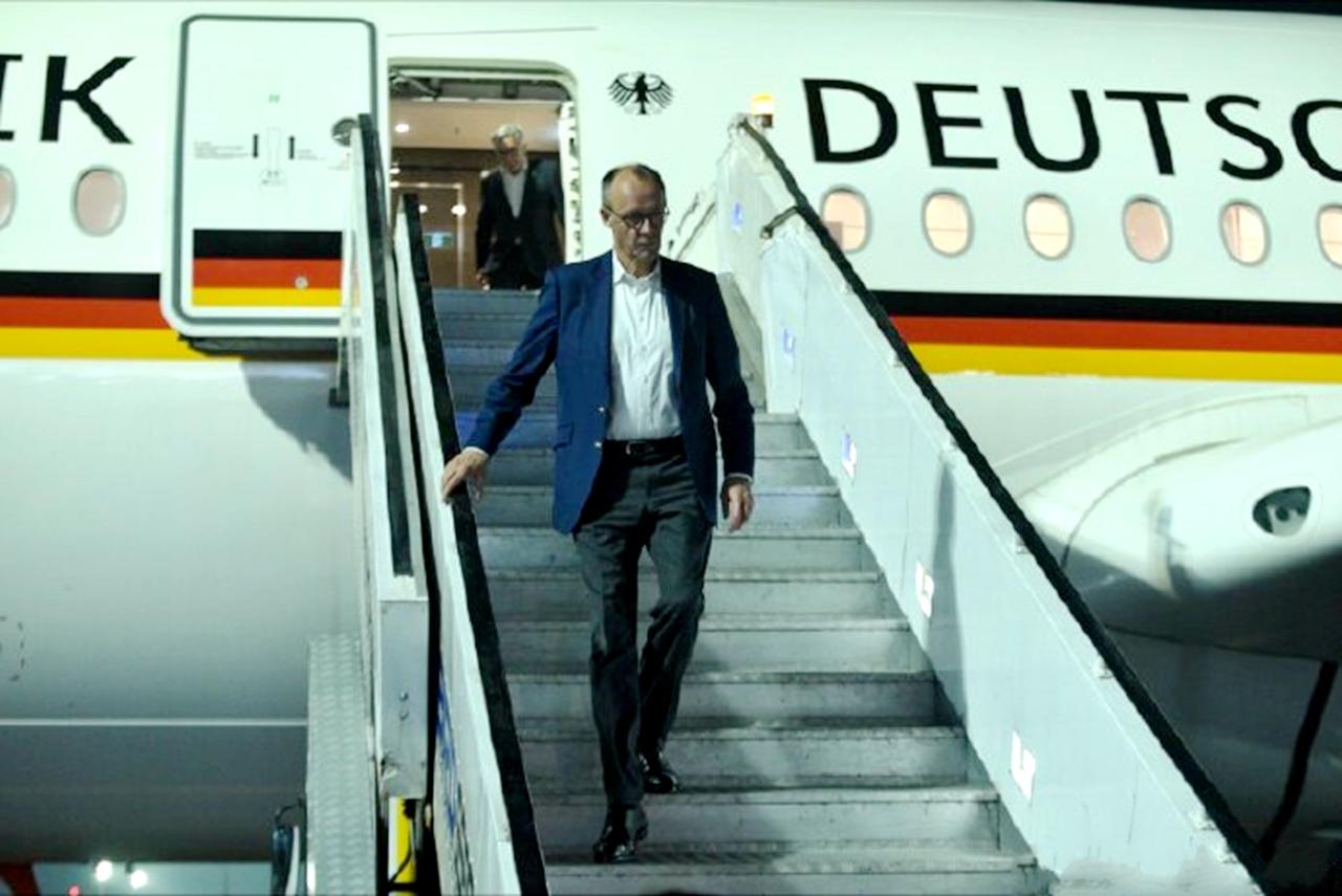 1月12日，德国总理梅尔茨抵达印度访问！受到高规格的欢迎仪式！
从曝光的画面我们