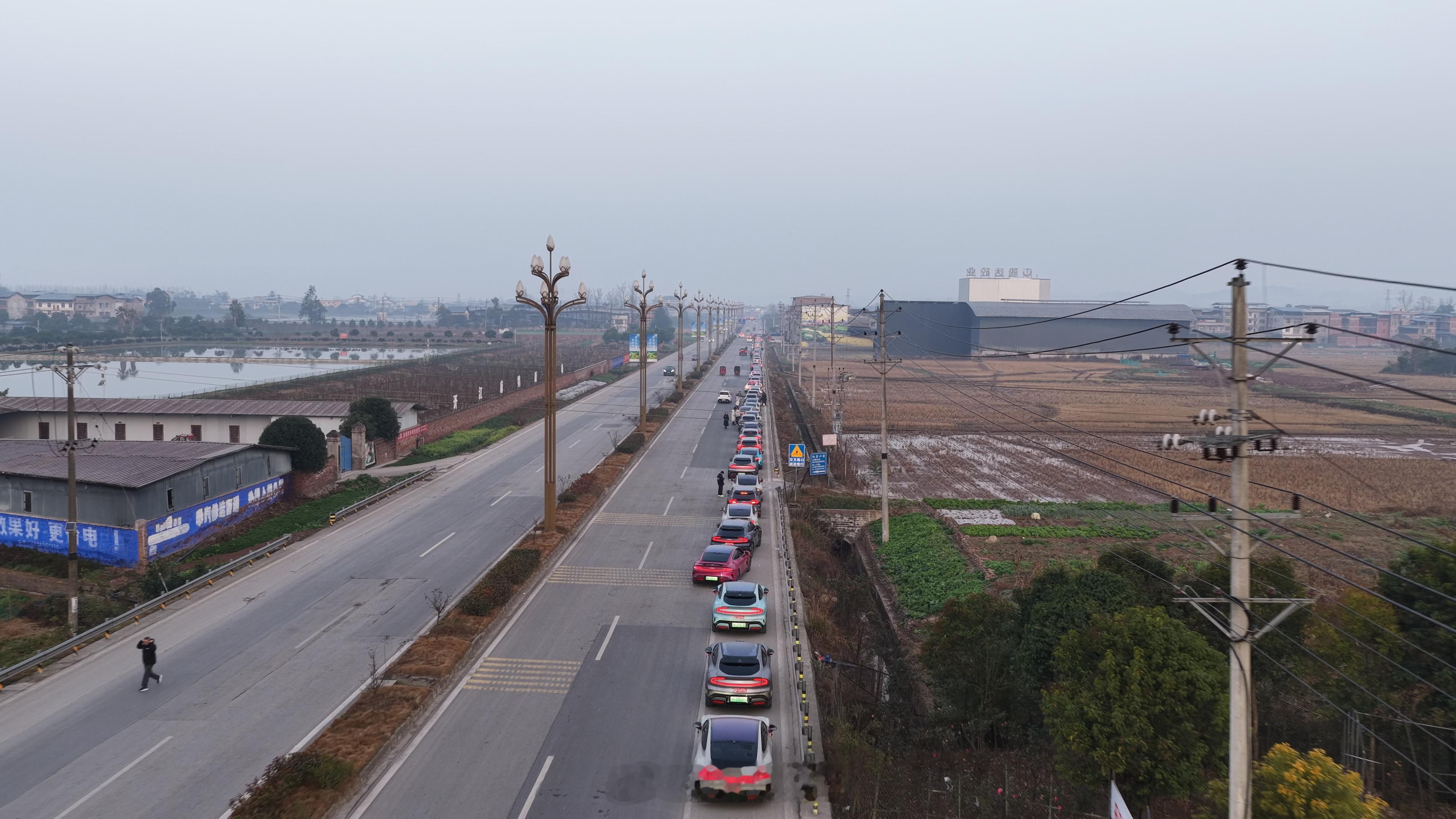 小米汽车都上婚车队了。问了一嘴，纯自发，200位车友，在四川负责接亲 200名车