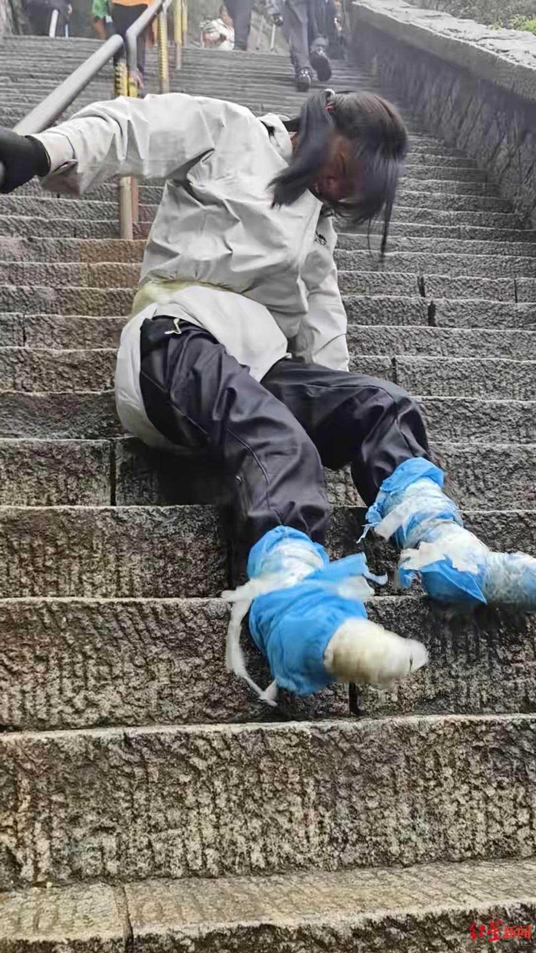 谁说坐轮椅就不能登顶？青岛女孩李子萱用双手爬完泰山1600级台阶！55小时，无外