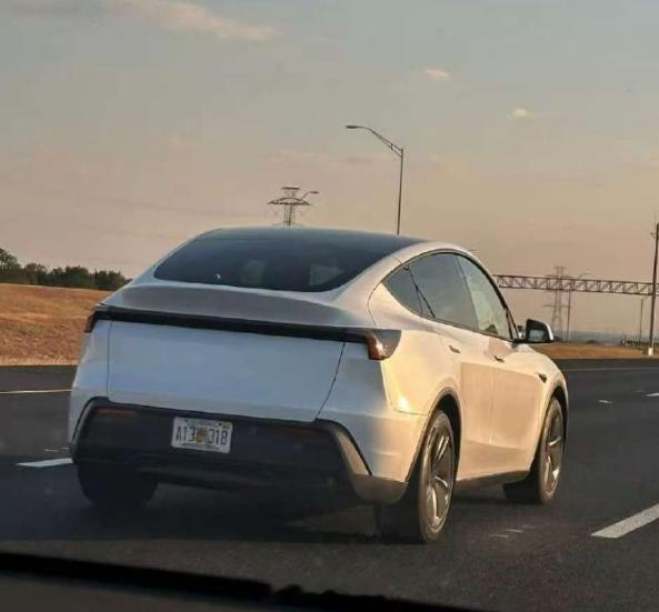 “廉价版”特斯拉model Y 无伪装车，大家都看出少了啥？特斯拉modely 
