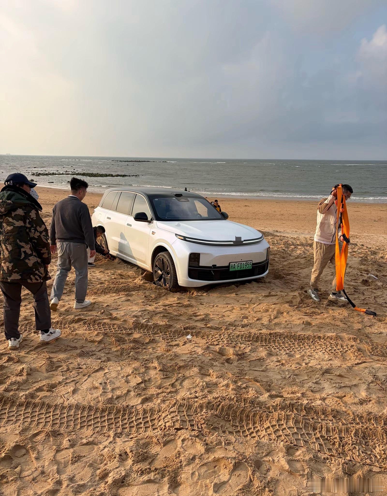 又一个海边非要下去玩最后陷车的 